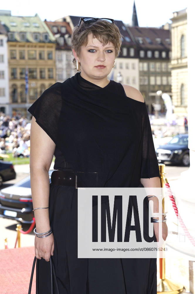 Annika Neugart upon her arrival at the Opera for All 2026 event, part of the Munich Opera Festival, featuring a live opera broadcast of Richard Wagner s *Die Walküre* at the National Theater in Munich, July 4, 2026 Foto:xN.xKolinzx xFuturexImagex oper_6715