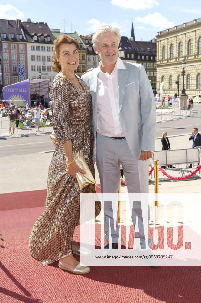 Nicola Tiggeler and Timothy Peach upon their arrival at the Opera for All 2026 event, part of the Munich Opera Festival, featuring a live opera broadcast of Richard Wagner’s *Die Walküre* at the National Theater in Munich, July 4, 2026 Foto:xN.xKolinzx xFuturexImagex oper_6719