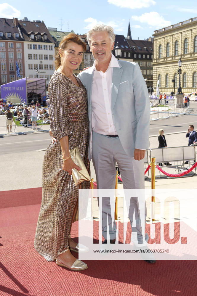 Nicola Tiggeler and Timothy Peach upon their arrival at the Opera for All 2026 event, part of the Munich Opera Festival, featuring a live opera broadcast of Richard Wagner’s *Die Walküre* at the National Theater in Munich, July 4, 2026 Foto:xN.xKolinzx xFuturexImagex oper_6720