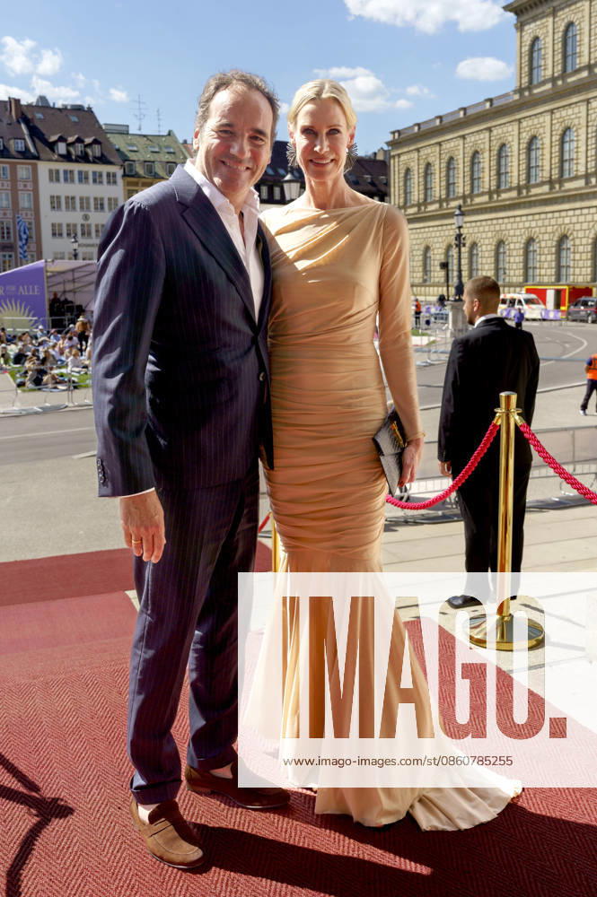 Thomas Ohrner with his wife Anne Arnholdt upon arrival at the Opera for All 2026 event, part of the Munich Opera Festival, featuring a live opera broadcast of Richard Wagner’s *Die Walküre* at the National Theater in Munich, July 4, 2026 Foto:xN.xKolinzx xFuturexImagex oper_6730