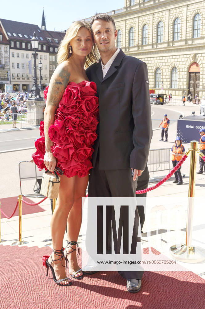 Olga Löffler with her husband Niclas Löffler upon arrival at the Opera for All 2026 event, part of the Munich Opera Festival, featuring a live opera broadcast of Richard Wagner s *Die Walküre* at the National Theater in Munich, July 4, 2026 Foto:xN.xKolinzx xFuturexImagex oper_6738