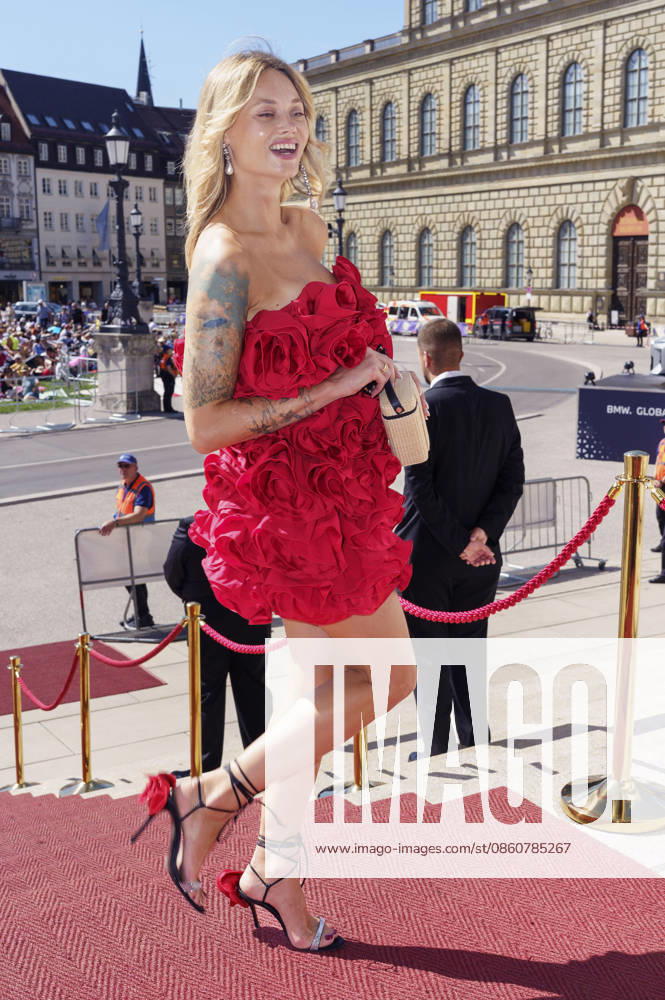 Olga Löffler upon her arrival at the Opera for All 2026 event, part of the Munich Opera Festival, featuring a live opera broadcast of Richard Wagner s *Die Walküre* at the National Theater in Munich, July 4, 2026 Foto:xN.xKolinzx xFuturexImagex oper_6740