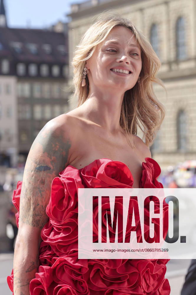 Olga Löffler upon her arrival at the Opera for All 2026 event, part of the Munich Opera Festival, featuring a live opera broadcast of Richard Wagner s *Die Walküre* at the National Theater in Munich, July 4, 2026 Foto:xN.xKolinzx xFuturexImagex oper_6741