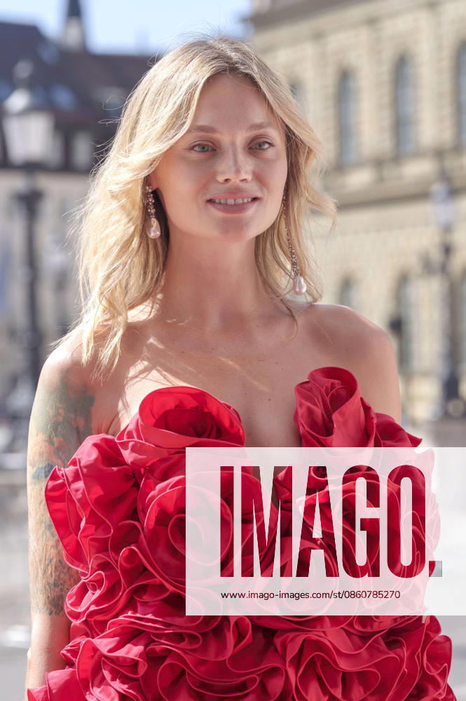 Olga Löffler upon her arrival at the Opera for All 2026 event, part of the Munich Opera Festival, featuring a live opera broadcast of Richard Wagner s *Die Walküre* at the National Theater in Munich, July 4, 2026 Foto:xN.xKolinzx xFuturexImagex oper_6742