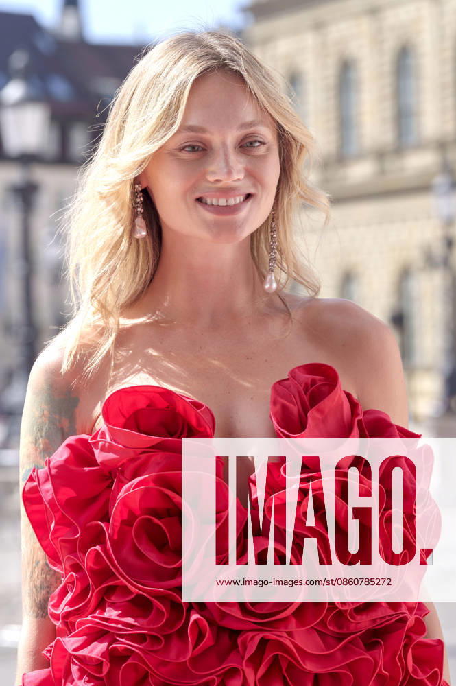 Olga Löffler upon her arrival at the Opera for All 2026 event, part of the Munich Opera Festival, featuring a live opera broadcast of Richard Wagner s *Die Walküre* at the National Theater in Munich, July 4, 2026 Foto:xN.xKolinzx xFuturexImagex oper_6743