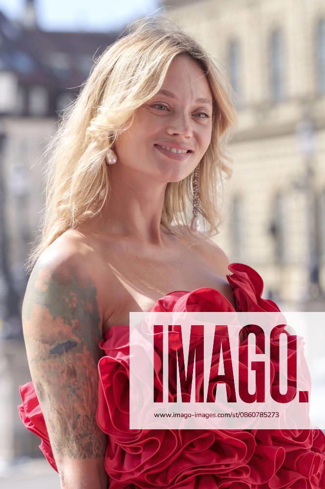 Olga Löffler upon her arrival at the Opera for All 2026 event, part of the Munich Opera Festival, featuring a live opera broadcast of Richard Wagner s *Die Walküre* at the National Theater in Munich, July 4, 2026 Foto:xN.xKolinzx xFuturexImagex oper_6744