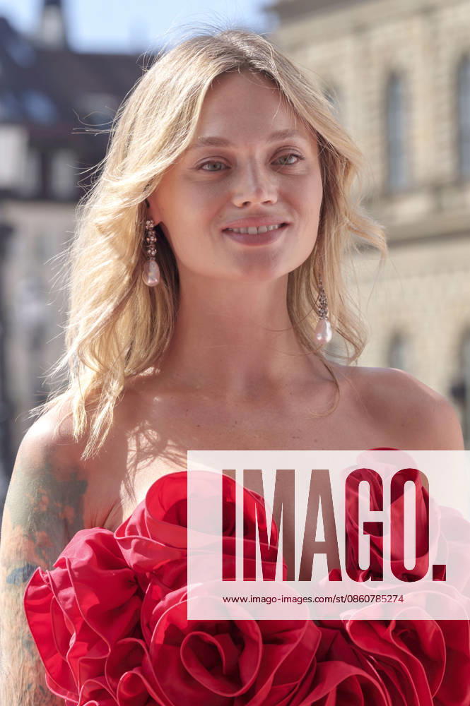 Olga Löffler upon her arrival at the Opera for All 2026 event, part of the Munich Opera Festival, featuring a live opera broadcast of Richard Wagner s *Die Walküre* at the National Theater in Munich, July 4, 2026 Foto:xN.xKolinzx xFuturexImagex oper_6745