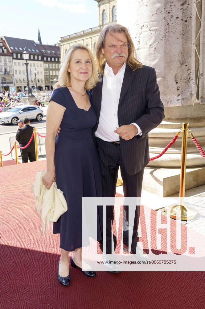 Leslie Mandoki with his wife, Eva Mandoki, upon arrival at the Opera for All 2026 event, part of the Munich Opera Festival, featuring a live opera broadcast of Richard Wagner s *Die Walküre* at the National Theater in Munich, July 4, 2026 Foto:xN.xKolinzx xFuturexImagex oper_6746