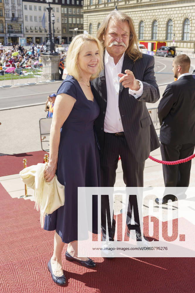 Leslie Mandoki with his wife, Eva Mandoki, upon arrival at the Opera for All 2026 event, part of the Munich Opera Festival, featuring a live opera broadcast of Richard Wagner s *Die Walküre* at the National Theater in Munich, July 4, 2026 Foto:xN.xKolinzx xFuturexImagex oper_6747