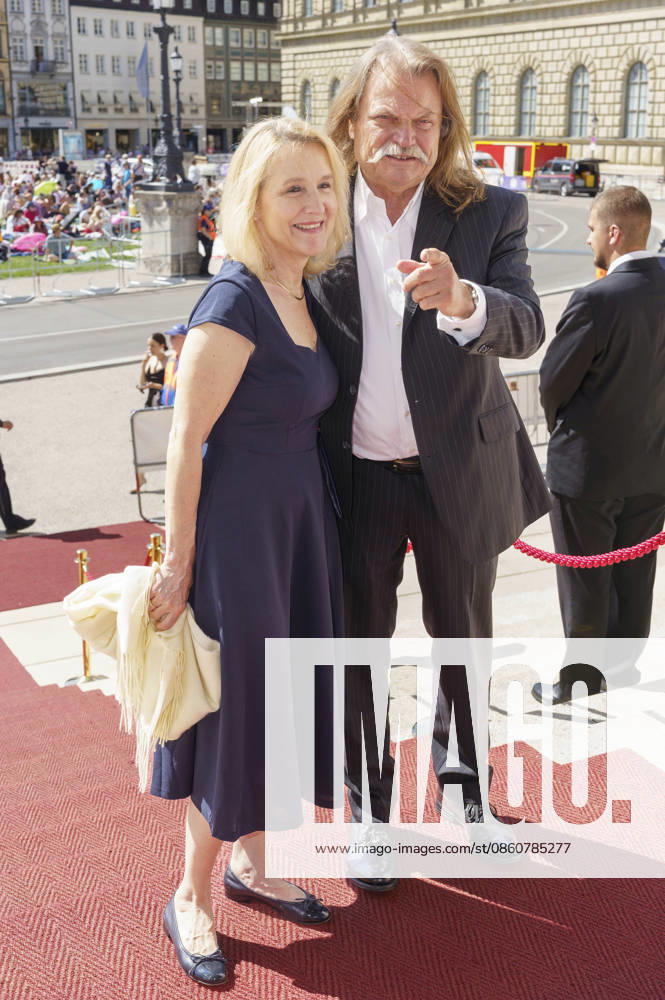 Leslie Mandoki with his wife, Eva Mandoki, upon arrival at the Opera for All 2026 event, part of the Munich Opera Festival, featuring a live opera broadcast of Richard Wagner s *Die Walküre* at the National Theater in Munich, July 4, 2026 Foto:xN.xKolinzx xFuturexImagex oper_6748