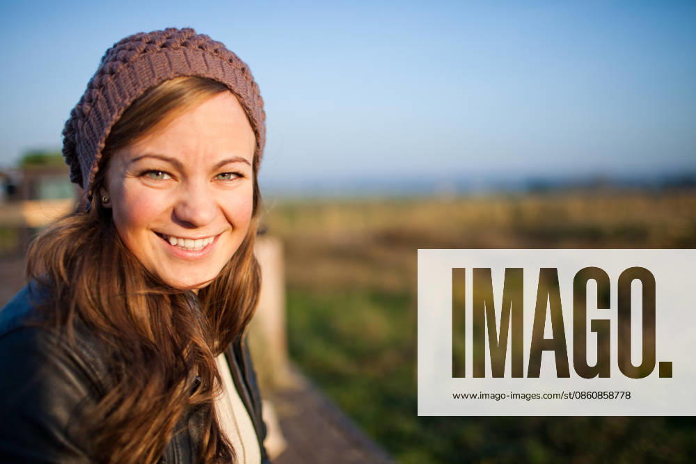 Happy young woman in a beanie smiles outdoors Surrey, British Columbia, Canada CR_JDIP260701-2073315-01 ,model released, Symbolfoto