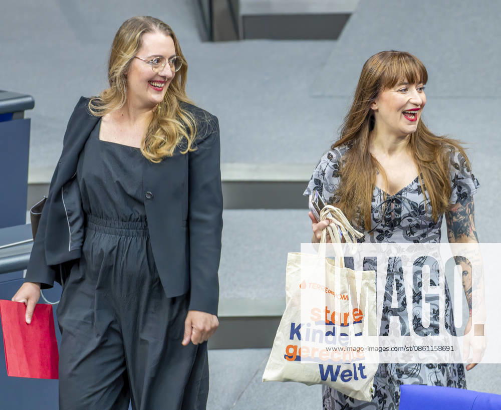 Katharina Dröge and Heidi Reichinnek EUR, Germany, Berlin, July 9, 2026 Katharina Dröge, Chair of the B90 The Greens parliamentary group in the Bundestag, and Heidi Reichinnek, Chair of The Left parliamentary group in the Bundestag, holding a tote bag with the slogan Strong Children, Fair World before the Chancellor’s statement on the curren