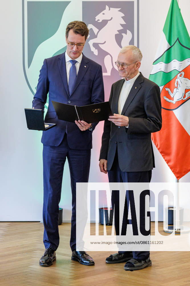 Pastor Franz Meurer (right), from Cologne, is awarded the Mevlüde Genc Medal of the State of North Rhine-Westphalia by North Rhine-Westphalia Minister President Hendrik Wüst (left). Düsseldorf State Chancellery, Horionplatz 1, North Rhine-Westphalia, Germany