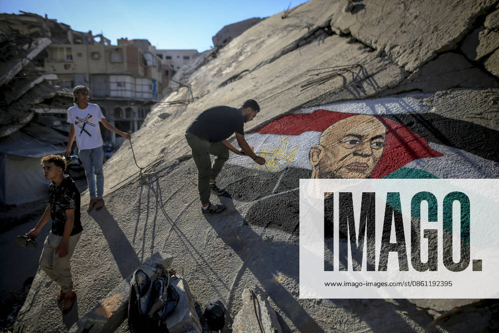 Artist paints Hossam Hassan portrait on Gaza rubble GAZA CITY, GAZA, PALESTINE - JULY 09: Palestinian artist Obai Al-Karshali paints a portrait of Egyptian National Football Team head coach Hossam Hassan on the rubble of a building destroyed by Israeli attacks to show his appreciation for the support given to the Palestinian people in the Al-Nasr neighborhood of Gaza City, Gaza, Palestine on July 09, 2026. Saeed M. M. T. Jaras Anadolu Gaza City Gaza. Editorial use only. Please get in touch for any other usage.