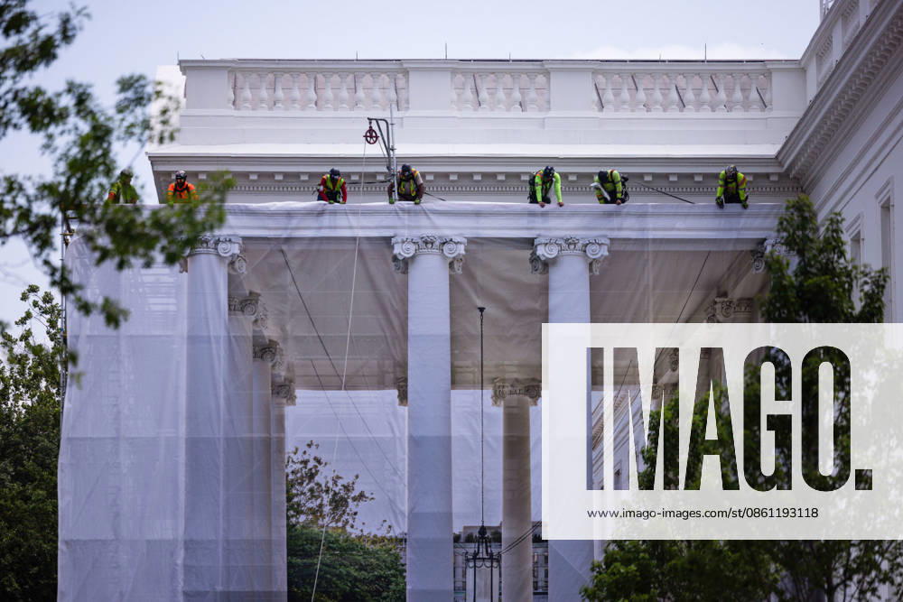 WASHINGTON, DC - JULY 9: Construction workers place a tarp over the scaffolding that surrounds the columns at the North Portico of the White House on July 09, 2026 in Washington, DC. ( Tierney Cross Pool For The Washington Post) Washington USA - ZUMAs152 20260709_faa_s152_005