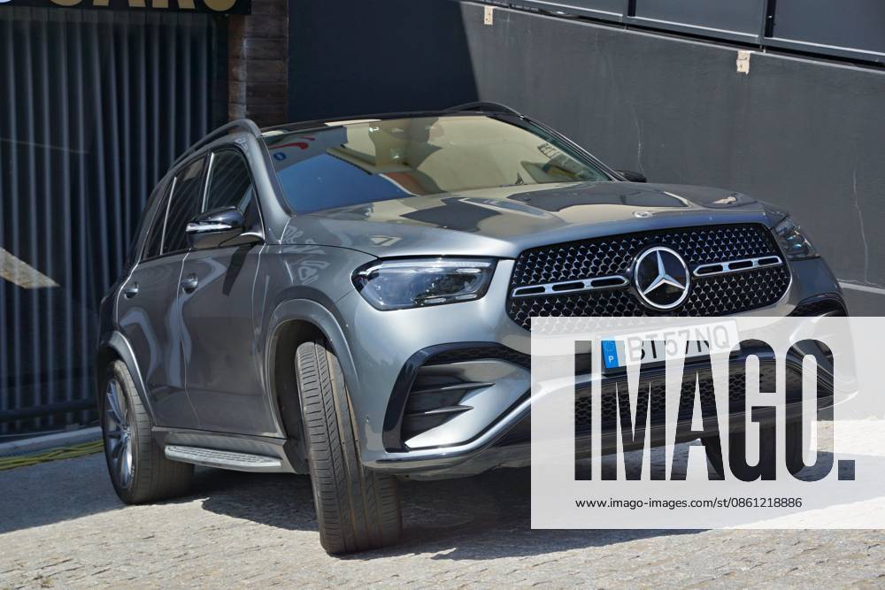 Grauer Mercedes-Benz GLE SUV, im Freien geparkt Modern Mercedes-Benz GLE SUV showcasing luxury styling and transportation outdoors (License=RM)