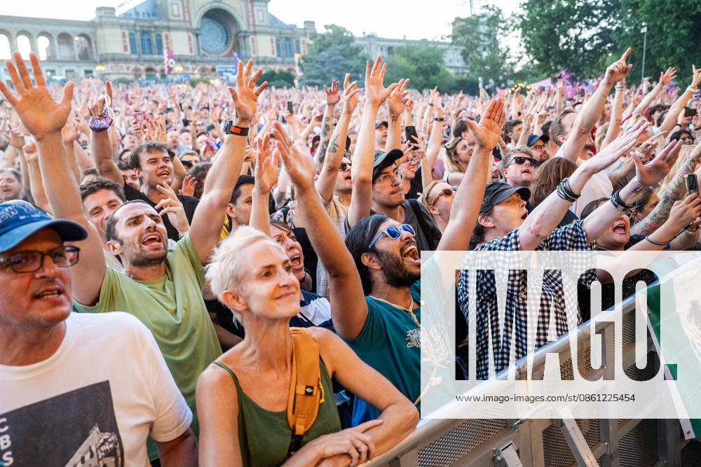 Crowds at The Maccabees headlining show at Outdoor Summer Season, Alexandra Palace on July 09, 2026 in London, England. LONDON, ENGLAND - JULY 09: Crowds at The Maccabees headlining show at Outdoor Summer Season, Alexandra Palace on July 09, 2026 in London, England., Credit:Pupat Chenaksara Avalon United Kingdom, London, Alexandra Palace Park