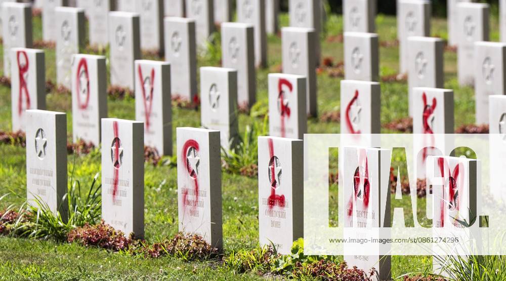 LEUSDEN - Approximately 150 gravestones at the Soviet War Cemetery in Leusden have been defaced with red paint. The graves bear texts directed against both the Russian and Ukrainian presidents, and Islam. JEROEN JUMELET ANP netherlands out - belgium out