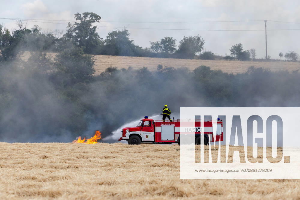 Meteorologists have issued a warning in the South Moravian Region about an increased risk of fires; firefighters are extinguishing several fires in fields or forests every day. A field fire near Hustopece in the Breclav district (pictured on July 10, 2026) was one of the smaller ones; of the four levels of fire alert, only the first level was declared. (CTKxPhoto RichardxSkoumal) CTKPhotoP2026071006160 CTKPhotoP2026071006160