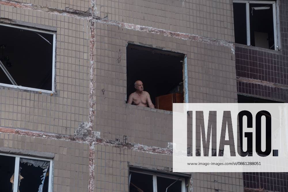Aftermath of Russian airstrikes in Kramatorsk KRAMATORSK, UKRAINE - JULY 10: A resident looks out from his damaged home at the destruction of his neighborhood after a Russian airstrike in Kramatorsk, Ukraine, on July 10, 2026. Francisco Richart Anadolu Kramatorsk Ukraine. Editorial use only. Please get in touch for any other usage.