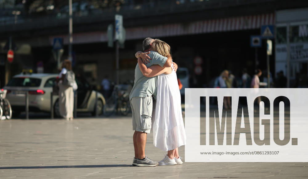 A woman and a man embrace tenderly on the plaza in front of Cologne Central Station. Symbolic image. Stock photo. Love Cologne. North Rhine-Westphalia