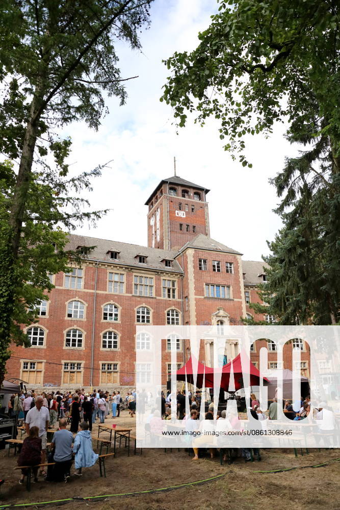 People at the Localize Festival at the old state parliament building on Brauhausberg in Potsdam, July 10, 2026 Localize Festival Potsdam