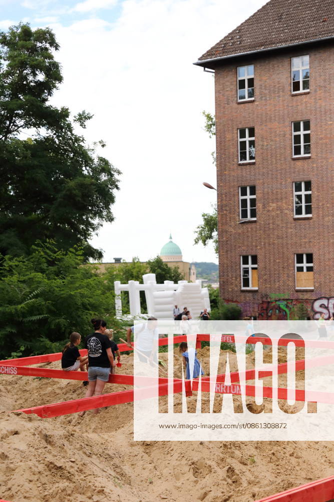 People at the Localize Festival at the old state parliament building on Brauhausberg in Potsdam, July 10, 2026 Localize Festival Potsdam