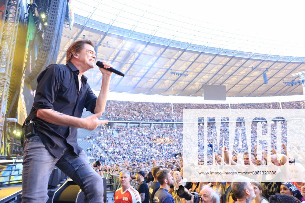 Die Toten Hosen, singer Campino, live in concert at the Olympic Stadium, Berlin, farewell tour Let’s drink up, we have to go, live, bgl, Andreas Frege, Berlin