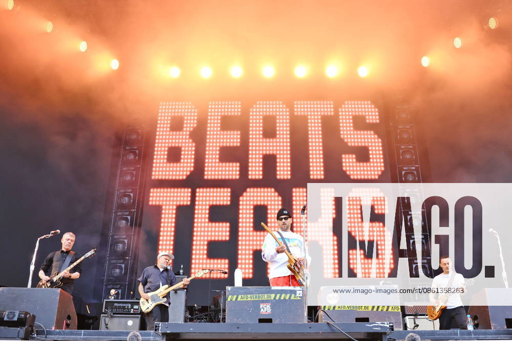 Beatsteaks, singer Armin Teutoburg Weiss, live in concert at the Olympic Stadium, Berlin, music, Berlin