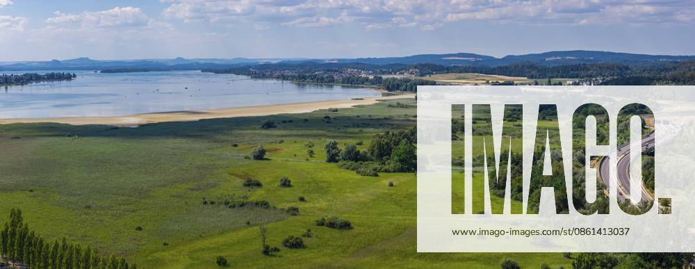 Die 1.300 Meter lange Pappelallee auf dem Reichenauer Damm verbindet das Festland bei Konstanz mit der UNESCO-Welterbeinsel Reichenau im Bodensee. Der markante Damm markiert das südliche Ende der Deutschen Alleenstraße. Der Wasserstand am Bodensee ist deutlich unter dem Normalpegel. Landschaft Wollmatinger Ried. Reichenau, Baden-Württemberg, Deutschland The 1, 300 meter long poplar alley on Reichenauer Damm connects the mainland near Constance with the UNESCO World Heritage island of Reichenau in Lake Constance. The distinctive dam marks the southern end of the German Avenue Road. The water level on Lake Constance is well below normal. Wollmatinger Ried landscape. Reichenau, Baden-Württemberg, Germany