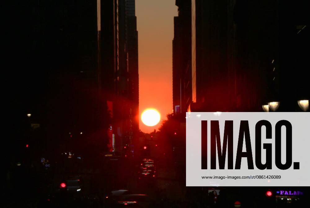 (260713) -- NEW YORK, July 13, 2026 -- This photo taken on July 12, 2026 shows the Manhattanhenge in Manhattan of New York, the United States. The Manhattanhenge refers to the twice-a-year circumstance during which the setting sun aligns precisely with the east-west streets of Manhattan. ) U.S.-NEW YORK-MANHATTANHENGE ZhangxFengguo