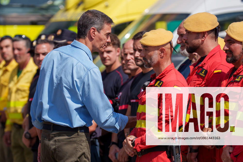 Sánchez and Moreno Visit the Forward Command Post for the Los Gallardos Wildfire Together. Prime Minister Pedro Sánchez 1d, greets personnel deployed at the Forward Command Post for the Los Gallardos forest fire in Almería. July 13, 2026, in Turre, Almería, Andalusia, Spain. Pedro Sánchez visited on Monday, July 13, the areas affected by the Los Gallardos forest fire in Almería, which broke out last Thursday, the 9th, and was declared stabilized this Sunday after claiming the lives of twelve people in the early hours of its spread, burning approximately 7,000 hectares in the process, and forcing the evacuation of some 1,600 people, although all of them have now been authorized to return to their homes. Also, the president of the Regional G