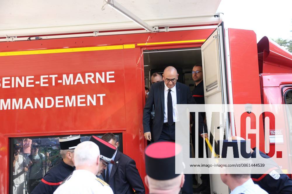 FONTAINEBLEAU FIRE PHOTOPQR LE PARISIEN Le Parisien Arnaud Journois FONTAINEBLEAU July 13, 2026 Fontainebleau Forest, Seine-et-Marne, Noisy-sur-École, July 13, 2026 Arrival of Interior Minister Interior Minister Laurent Nunez Forest fire in the Fontainebleau Forest Photo: Le Parisien, Arnaud Journois, July 13, 2026 A rare forest fire has broken out about 60 kilometers from Paris, with around 400 firefighters working to contain the flames FONTAINEBLEAU, France