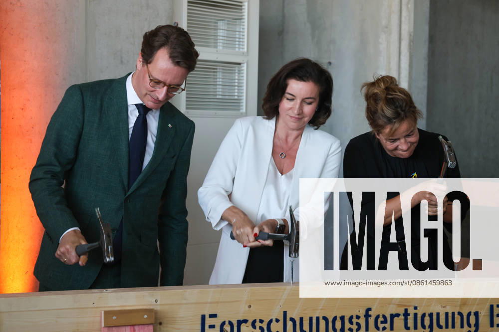 Topping-out ceremony for the Fraunhofer Battery Cell Research and Production Facility (FFB); industry-oriented production of battery cells; Hendrik Wüst (CDU), Minister President of North Rhine-Westphalia; Dorothee Bär (CSU), Federal Minis
