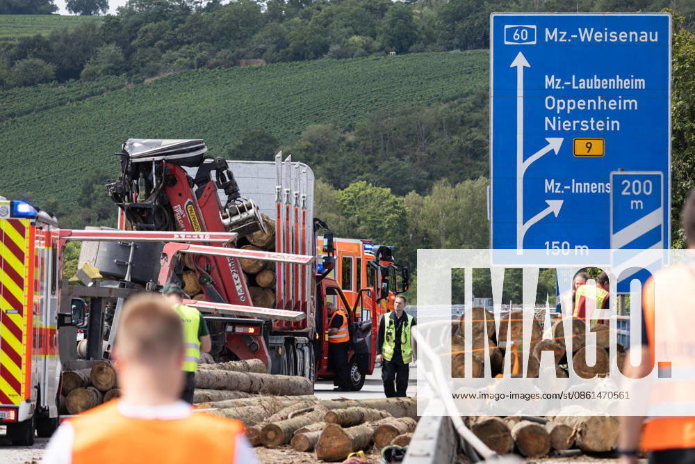 Lastwagen kippt auf Autobahnbrücke um 25 Baumstämme stürzen auf Fahrbahn und in den Rhein Am 13.07.2026 kam es um 11:37 Uhr auf der A60 im Bereich der Weisenauer Brücke in Mainz zu einem Verkehrsunfall, bei dem der Anhänger eines mit Baumstämmen beladenen Lastkraftwagens umkippte. Etwa 25 Baumstämme stürzten herab, blockierten die Fahrbahn und einen Fahrradweg, eine unbekannte Anzahl fiel über das Brückengeländer in den Rhein. Die Wasserschutzpolizei machte das im Wasser liegende Holz ausfindig. Fahrbahn, Leitplanke und das äußere Brückengeländer wurden erheblich beschädigt, der Sachschaden wird auf ca. 25.000 Euro geschätzt. Die A60 in Fahrtrichtung Bingen ist ab der Anschlussstelle Bischofsheim derzeit voll gesperrt.