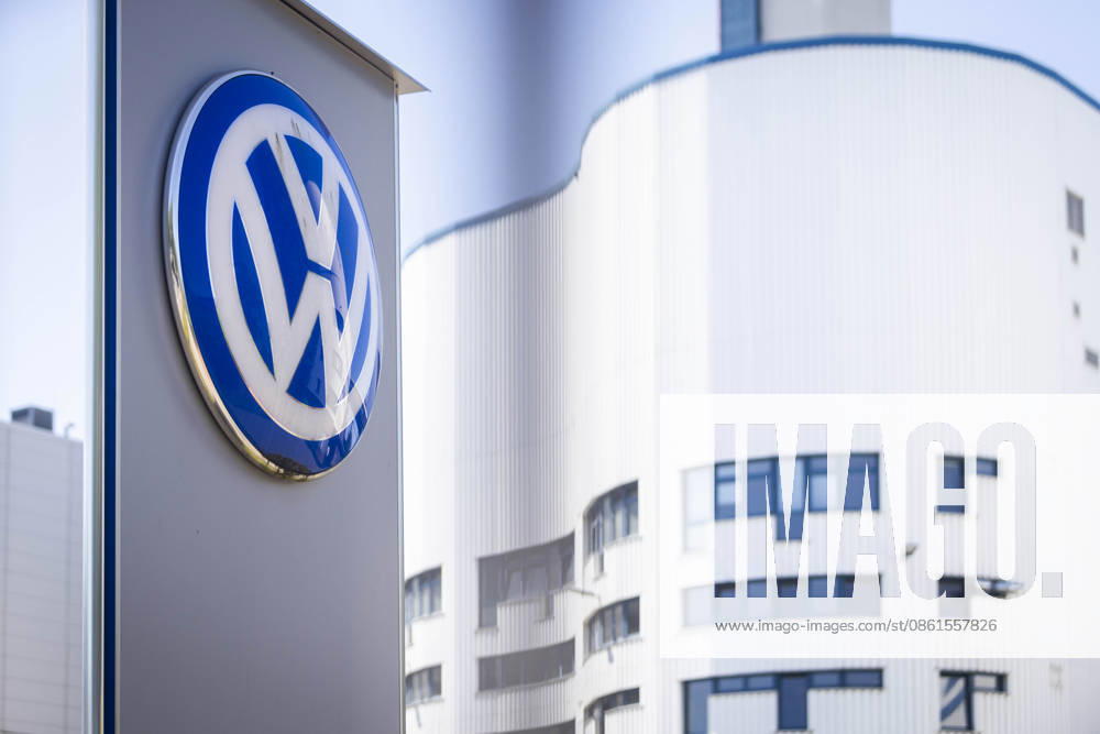 Stock photo: Volkswagen Osnabrück—VW logo at Gate 2, photographed through the fence with a white factory building in the background; VW plant in Osnabrück, July 11, 2026; stock photo: VW Osnabrück