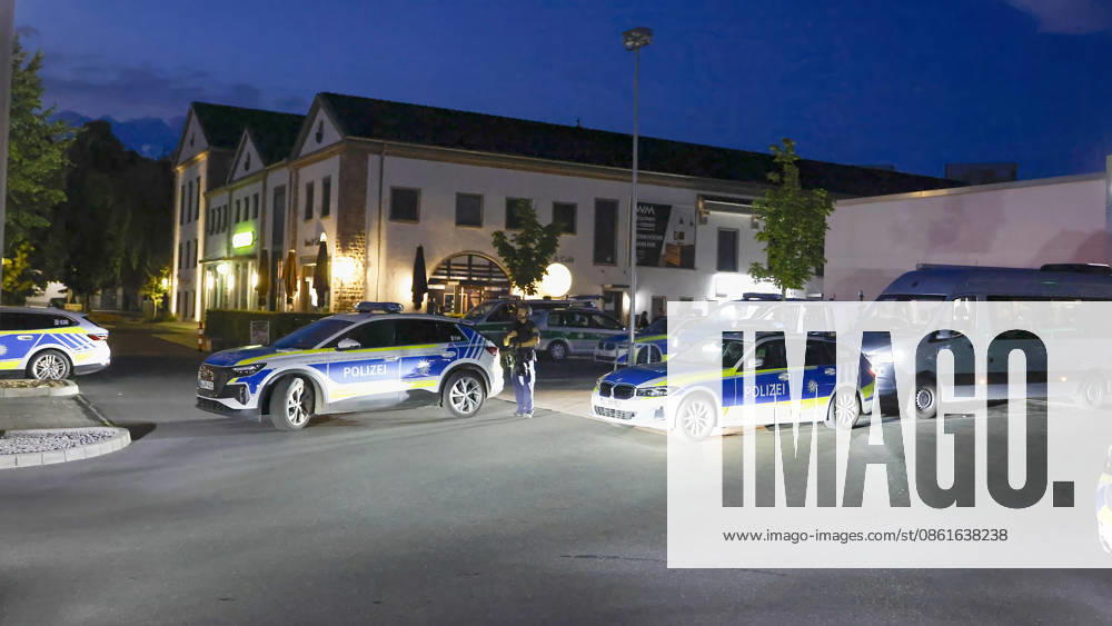 Police officers are at the command post at the DM Markt in Würzburg. The large-scale operation is underway following a report of gunshots on Unterdürrbacher Straße on Tuesday evening around 8:20 p.m. A large contingent of police emergency response units is on the scene in Würzburg, Bavaria, Germany.