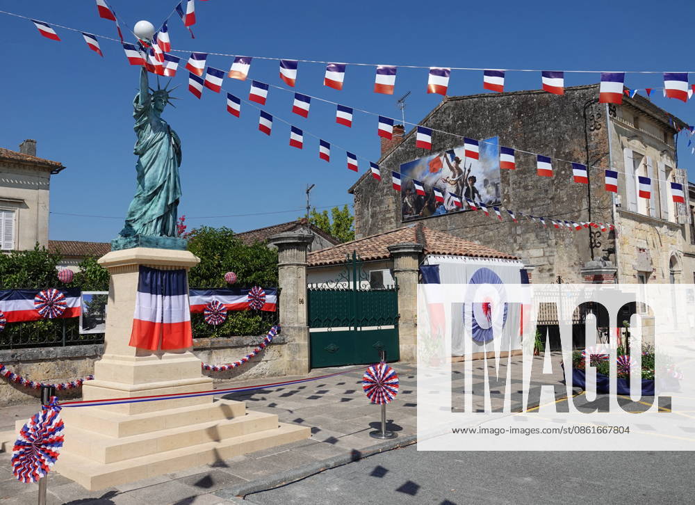 A scene from the dedication of a replica of the Statue of Liberty in Izon on July 14, 2026. A century later, the statue has been returned to its pedestal—it had been dismantled and melted down by the German army during World War II. Rey Jeanson, a native of Izon, Rey Jeanson, who had left to seek his fortune in the United States, donated a replica of the famous statue upon his return to his village. It was unveiled on July 14, 1926. A century later, here it is again, standing proudly in the center of Izon. All the residents of Izon were present on this National Day, as a nod to history. Frédéric Hervé Bestimage Inauguration of a replica of the Statue of Liberty in Izon on July 14, 2026. A century later, the statue has found its base again—