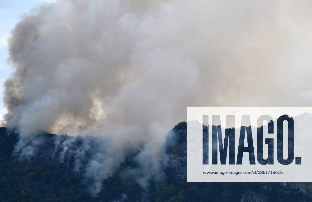 Fire in Montcusel and Chancia, Jura, July 15, 2026 PHOTOPQR LE PROGRES Philippe TRIAS July 15, 2026 Fire in Montcusel and Chancia, Jura, July 15, 2026 Forest fire in the municipalities of Montcusel and Chancia 10 hectares of forest burned, and a lockdown of the population is underway From the village of Chancia, you can see the cliff ablaze. A helicopter has been deployed to drop water on the smoke plumes. A DASH aircraft, specialized in dropping fire retardant, has also been deployed. Fire in Montcusel and Chancia, Jura, July 15, 2026 – Forest fire in the municipalities of Montcusel and Chancia; 10 hectares of forest have been burned, and a lockdown of the local population is currently in effect; Jura, Franche-Comté, France