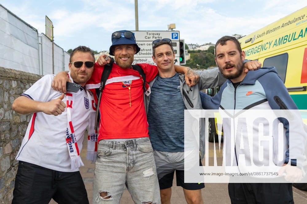 Public Viewing England - Argentinien in Torquay Torquay, England- 15.7.2026: Fußballfans aus Torquay bereiten sich bei einem Public Viewing am Hafen von Torquay auf das Fussballspiel England gegen Argentinien bei der WM 2026 heute abend vor. England steht im Halbfinale der Weltmeisterschaft 2026 gegen Argentinien und kann zum zweiten Mal in seiner Geschichte nach 1966 Weltmeister im Männerfußball werden England