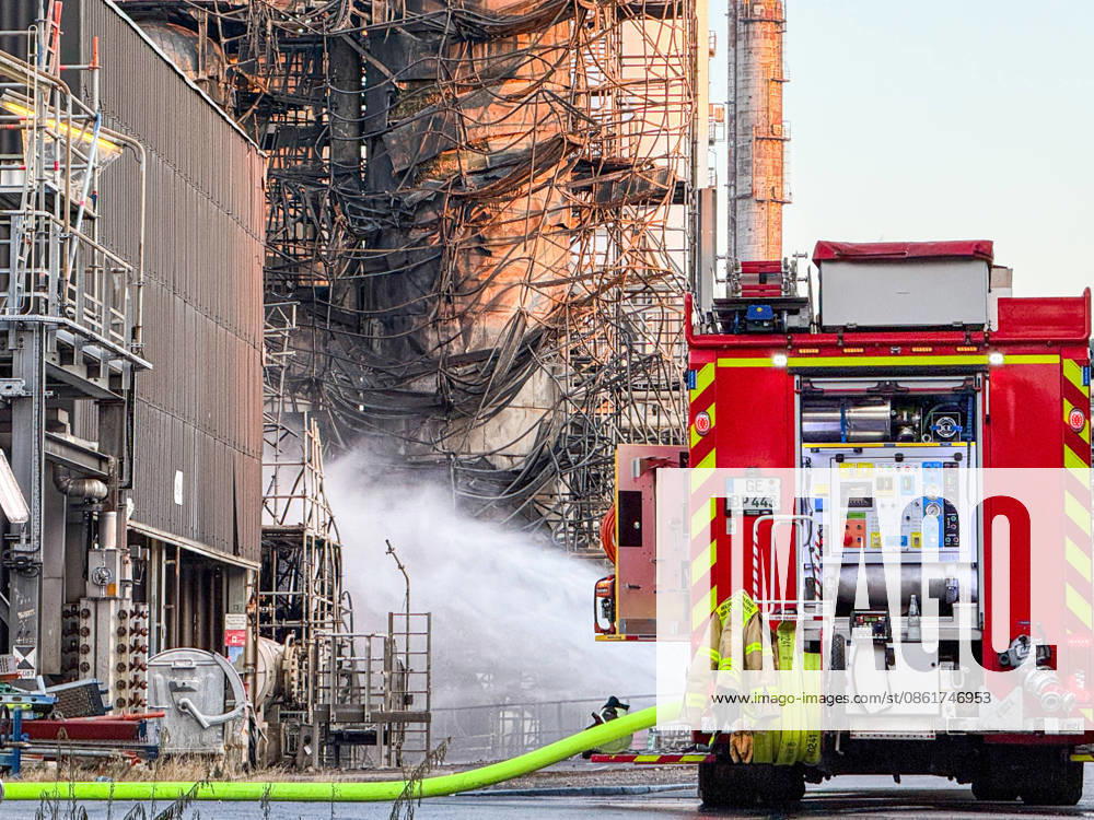 Fire at Ruhr Oel in Gelsenkirchen-Scholven; Police and Fire Department Launch Major Response 7aIMG 0566118 Fire at Ruhr Oel in Gelsenkirchen-Scholven; Police and Fire Department Launch Major Response North Rhine-Westphalia, Gelsenkirchen, Germany