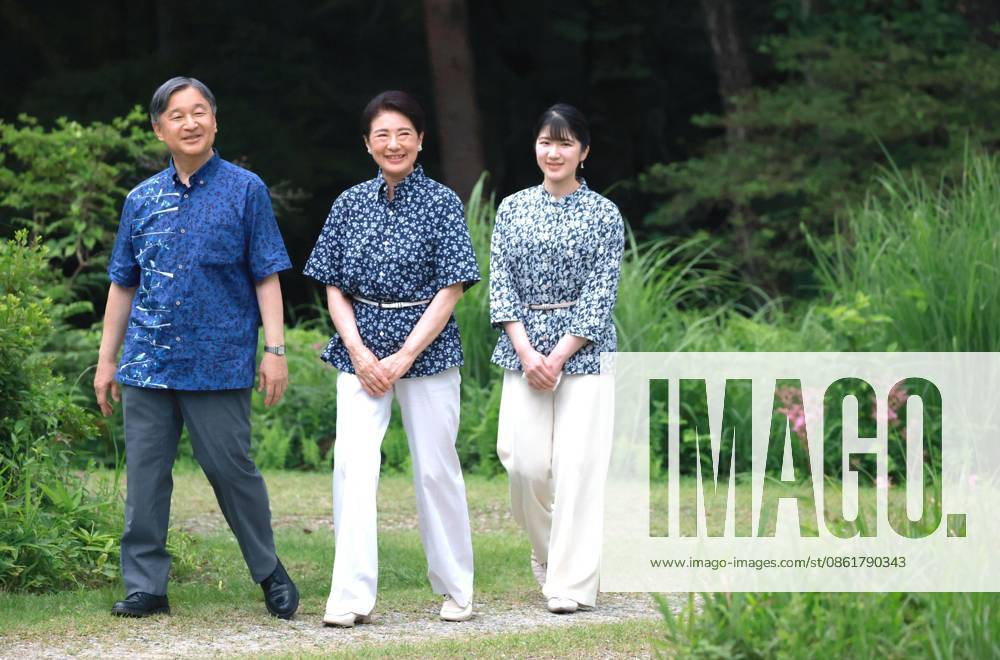 Entertainment Themen der Woche KW29 Japan imperial family at villa in Tochigi Pref. (From L) Japan s Emperor Naruhito, Empress Masako and their daughter, Princess Aiko, take a stroll on the premises of an imperial villa in Nasu in Tochigi Prefecture, north of Tokyo, on July 15, 2026. A14AA0005623290P
