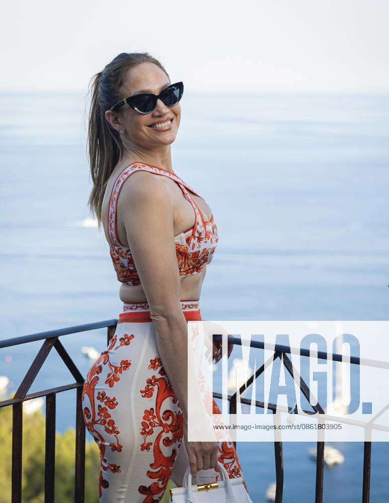 Entertainment Themen der Woche KW29 July 15, 2026, Taormina, Rome, Italy: Jennifer Lopez strolls through the streets of Taormina, July 15, 2026 Taormina Italy - ZUMAa289 20260715_zia_a289_370