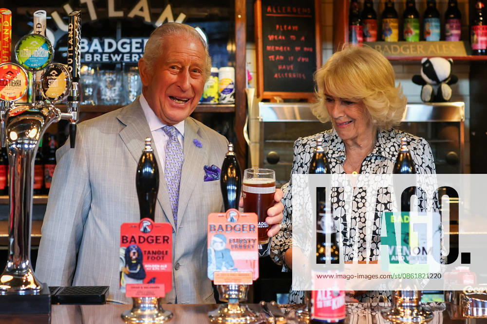 Entertainment Themen der Woche KW29 Britain s King Charles and Queen Camilla visits Blandford Forum in Dorset Britain s King Charles enjoys a pint next to Queen Camilla in the Hall and Woodhouse Badger Brewery bar as the brewery celebrates its 250th anniversary in Blandford Forum, Dorset, Britain, July 16, 2026., Credit:Avalon.red PA ROTA - B68 Avalon UNITED KINGDOM, Dorset