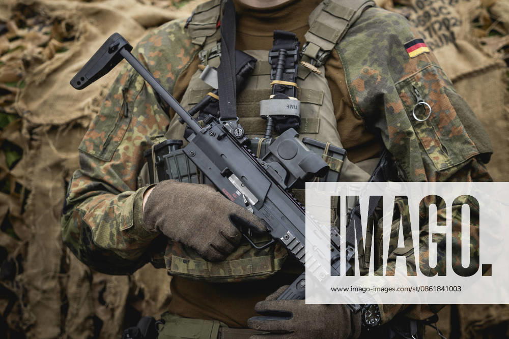 Iconic image of the Bundeswehr: A soldier in combat gear holds a submachine gun in Berlin, July 15, 2026, Berlin, Germany
