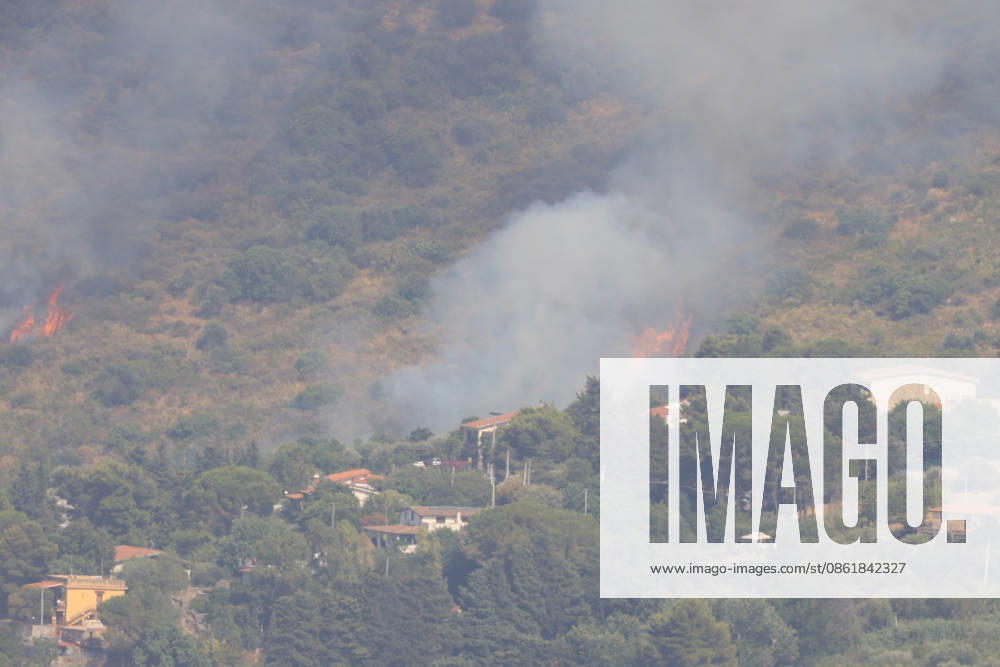 IPA86736164 - In the photo, a fire broke out in the northern part of Carini, requiring the deployment of a helicopter and a Canadair aircraft.
