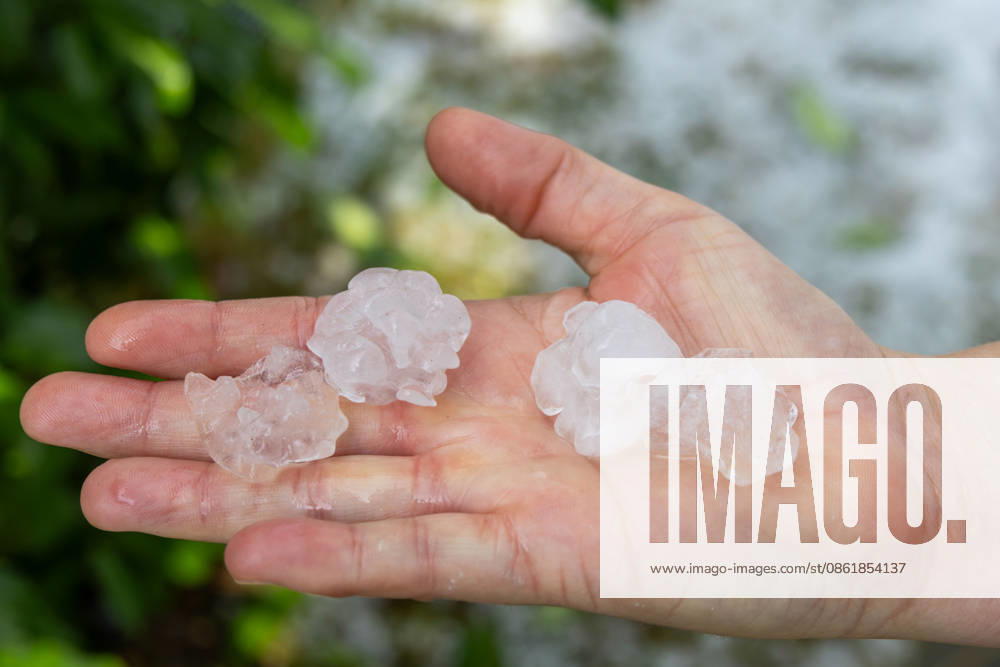 Severe Weather in Neckartenzlingen: A severe storm with heavy hail swept through Neckartenzlingen in Baden-Württemberg. Within a short time, large hailstones transformed streets, meadows, and gardens into an alm