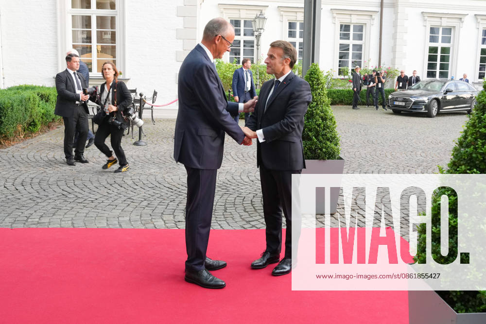 Visit by the French President to Federal Chancellor Merz in Bensberg Federal Chancellor Friedrich Merz with Emmanuel Macron during the welcome ceremony at the entrance to the Schlosshotel, Bensberg, July 16, 2026, Bensberg, North Rhine-Westphalia, Germany