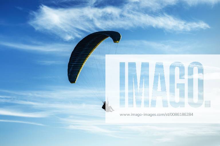 Paragliding, paraglider, blue sky with clouds model released Symbolfoto ACPF00313