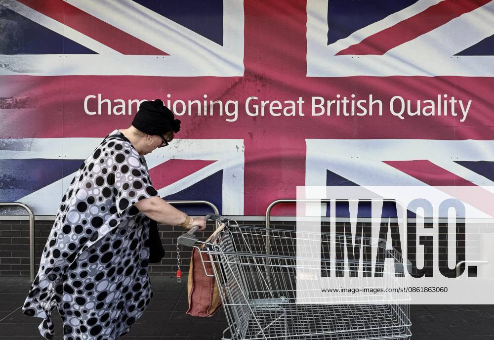 jpg A woman pushes a trolley outside a supermarket in Britain on Thursday July 16, 2026. The UK s economy returned to growth in May, but the expansion was modest as businesses were affected by the impact of the Iran war. (Jimmy Lau EYEPRESS)